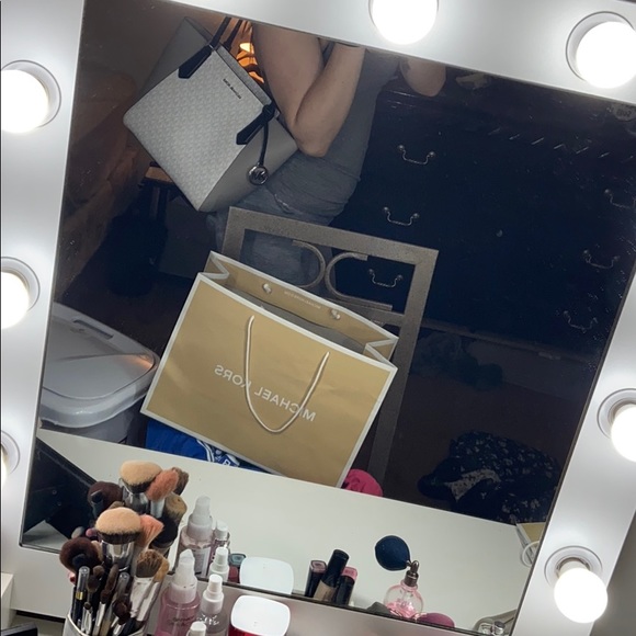 AUTHENTIC MINT CONDITION MICHAEL KORS TOTE BAG - Picture 5 of 8